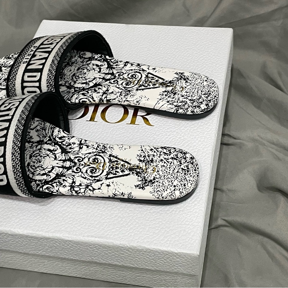 Dior Women's Black and White Sandals - Picture 6 of 7